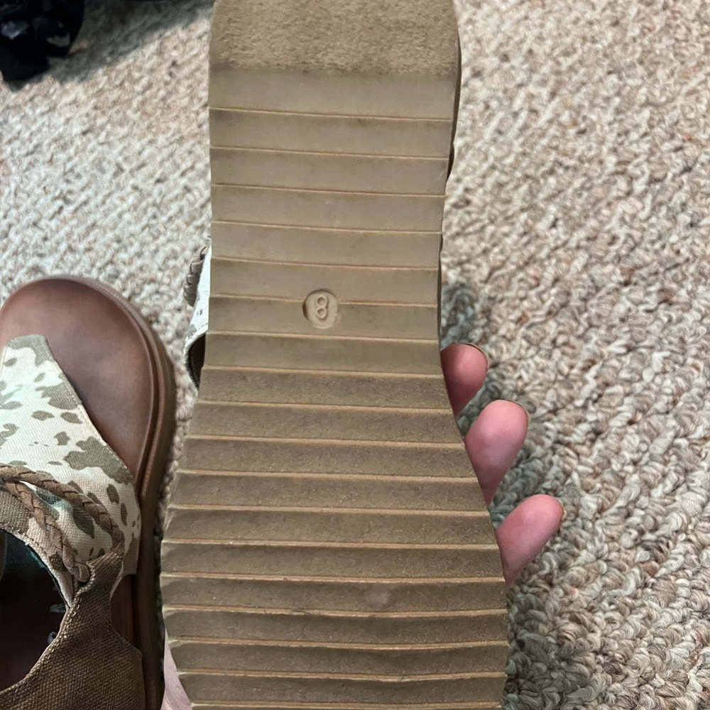 Sandals - Picture 2 of 6
